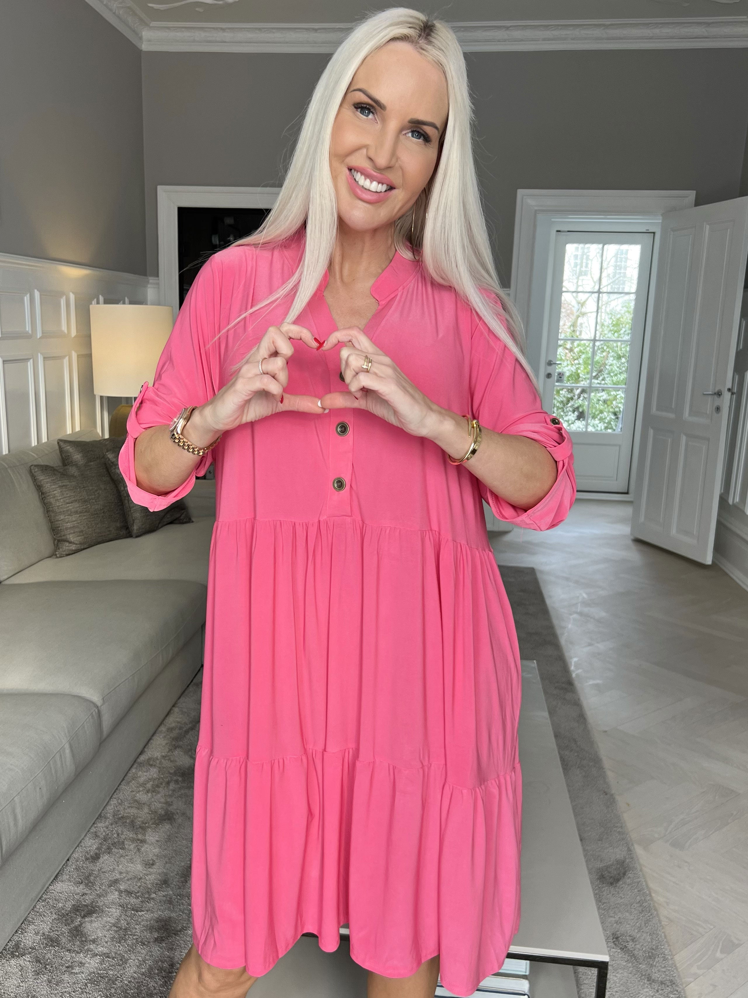 Milano Plain Midi - Ensfarvet kjole med lag på lag look